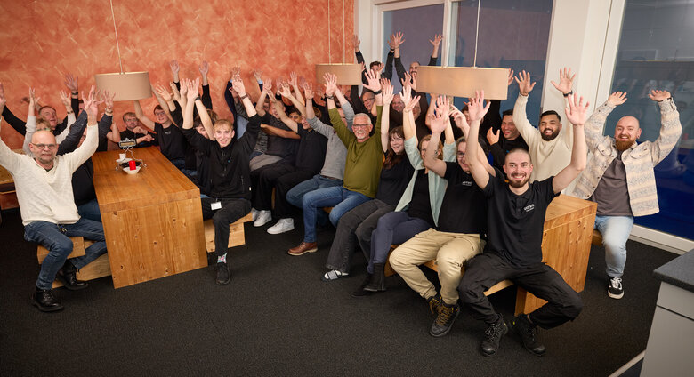 EOTEC Team im Bistro - Hände Oben - Viel Energie